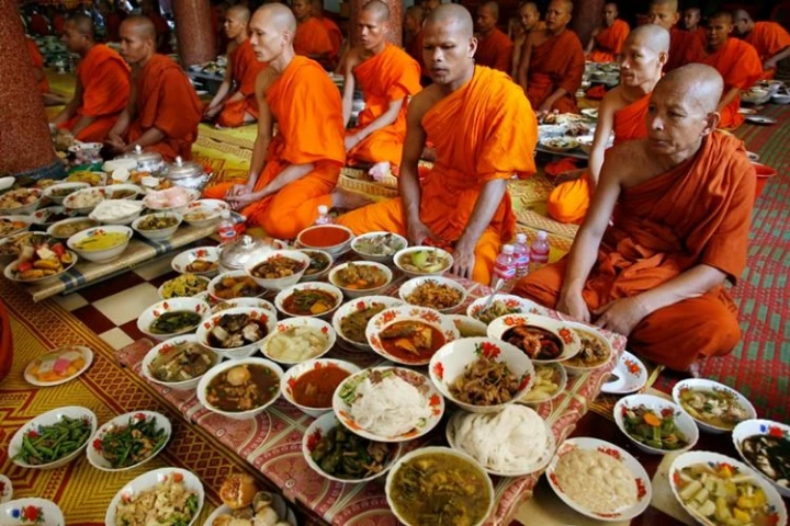 Tu sĩ Phật giáo ăn chay với nước lọc và rau củ
