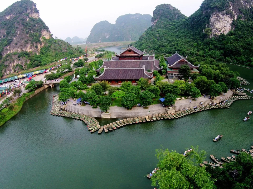 Chùa Bích Động – ngôi chùa cổ giữa núi đá ở Ninh Bình
