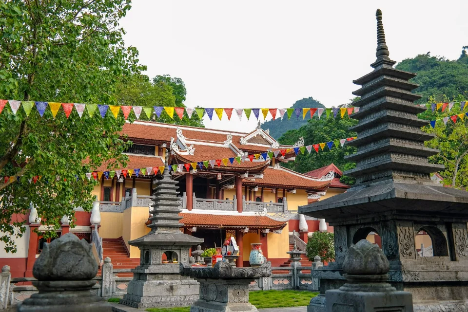 Chùa Thiên Trù – điểm đến chính trong lễ hội Chùa Hương, nổi bật với kiến trúc cổ kính giữa núi rừng Hương Sơn.