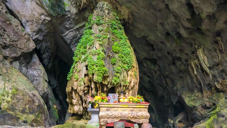 Động Hương Tích huyền bí với hệ thống thạch nhũ tự nhiên tuyệt đẹp, điểm đến linh thiêng bậc nhất tại lễ hội Chùa Hương.