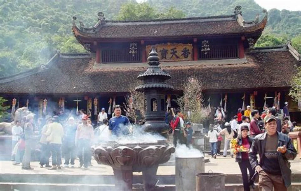 Du khách thành tâm lễ Phật, cầu bình an và tình duyên trong không khí trang nghiêm của lễ hội Chùa Hương.