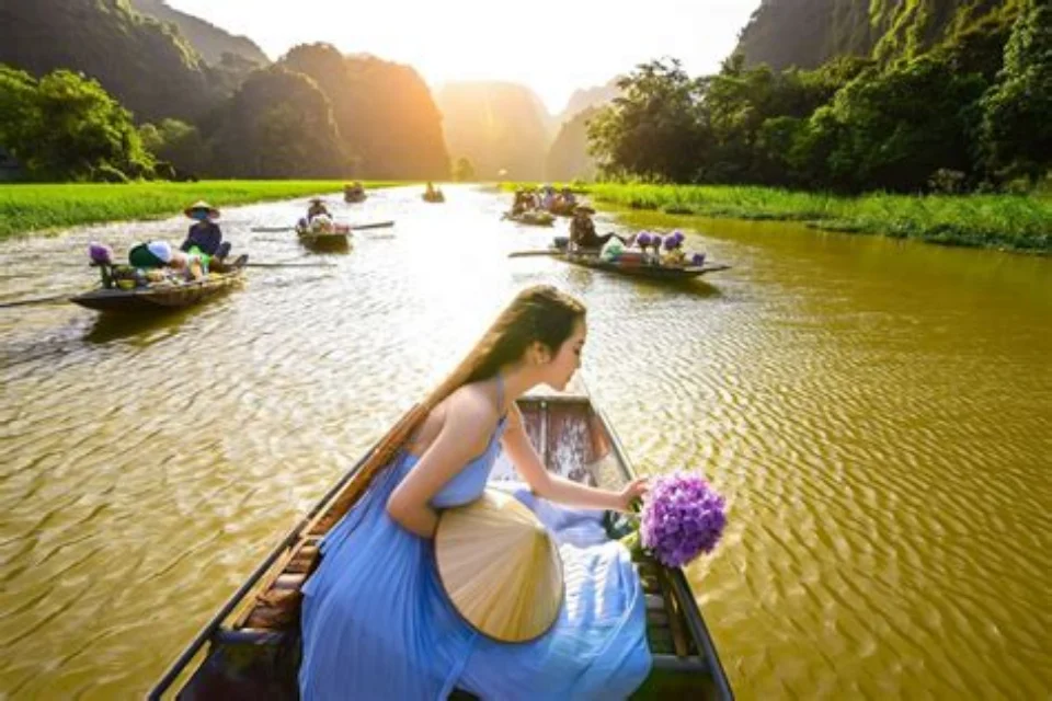 gái đẹp đi thuyền trên dòng sông Ngô Đồng khu du lịch Tam Cốc