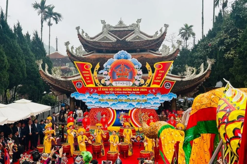 Hoạt động văn nghệ hát chèo, hát văn tại lễ hội chùa Hương