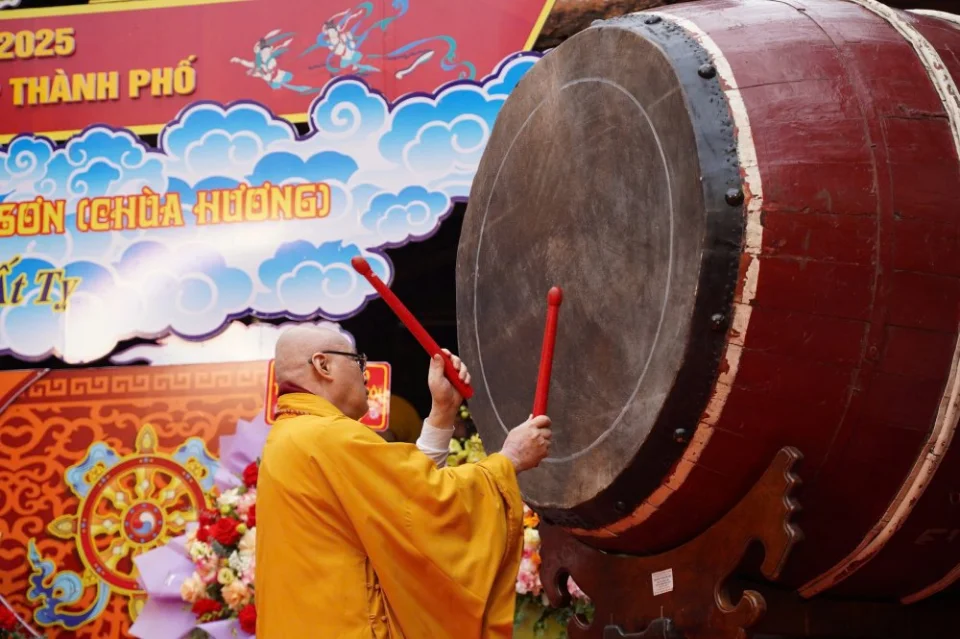Lễ khai hội Chùa Hương với nghi lễ long trọng, đông đảo Phật tử và du khách tham gia đầu xuân.