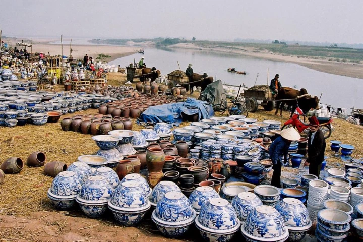 Đồ gốm nhiều màu sắc được trưng bày tại chợ Bát Tràng