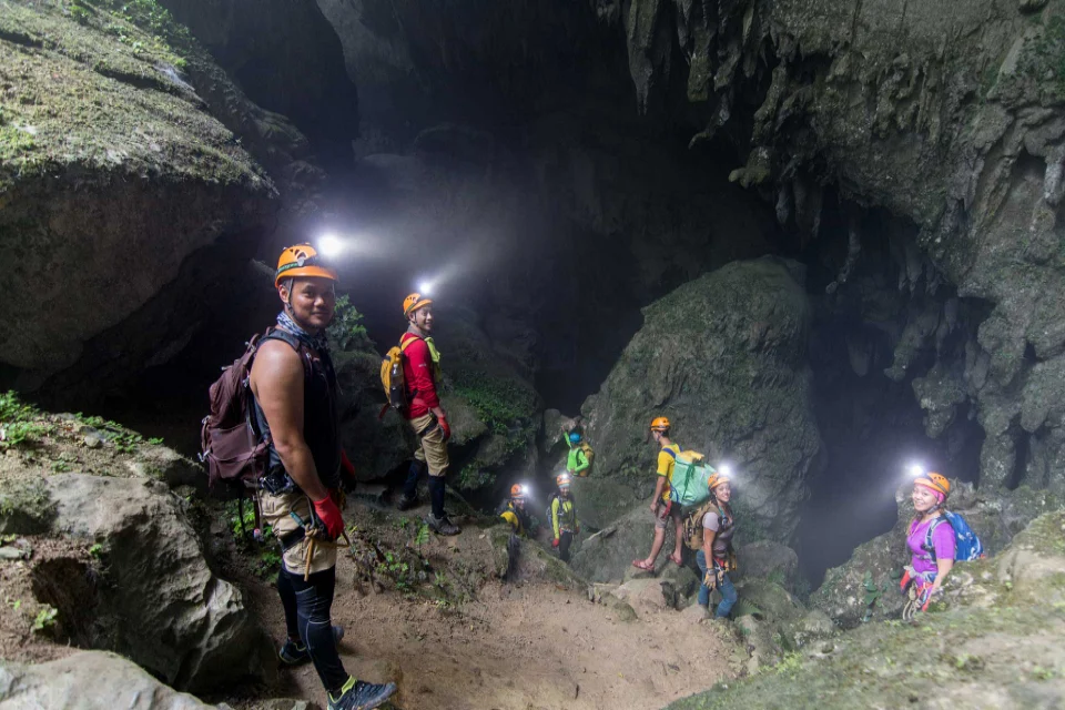 Đoàn khách trekking khám phá tour hang Sơn Đoòng
