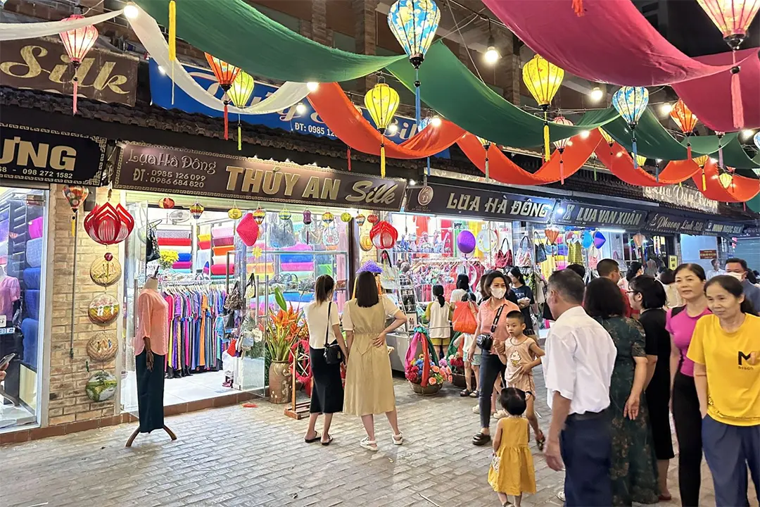 Các gian hàng lụa truyền thống trong chợ lụa Vạn Phúc