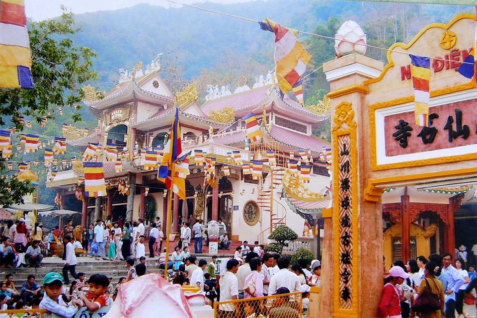 Du khách thắp hương tại Chùa Bà Đen trong mùa lễ hội