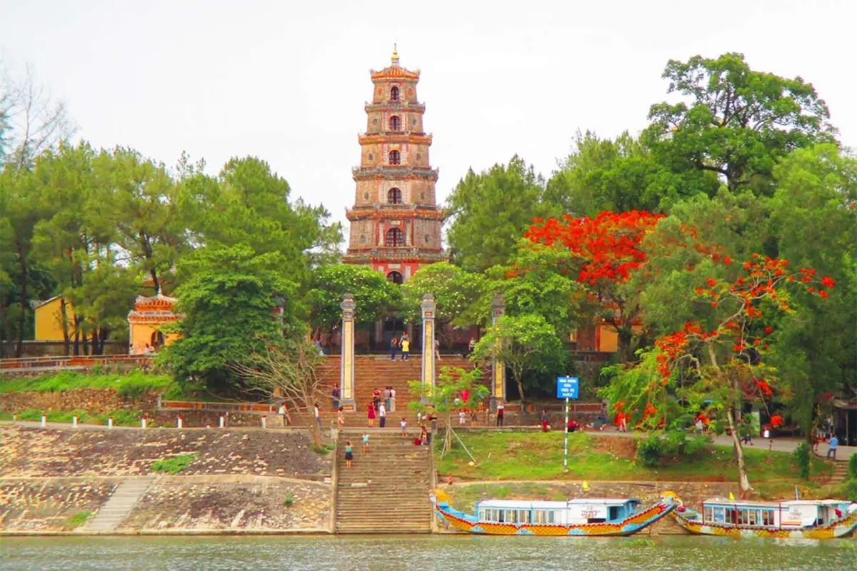 Chùa Thiên Mụ nằm yên bình bên dòng sông Hương thơ mộng.