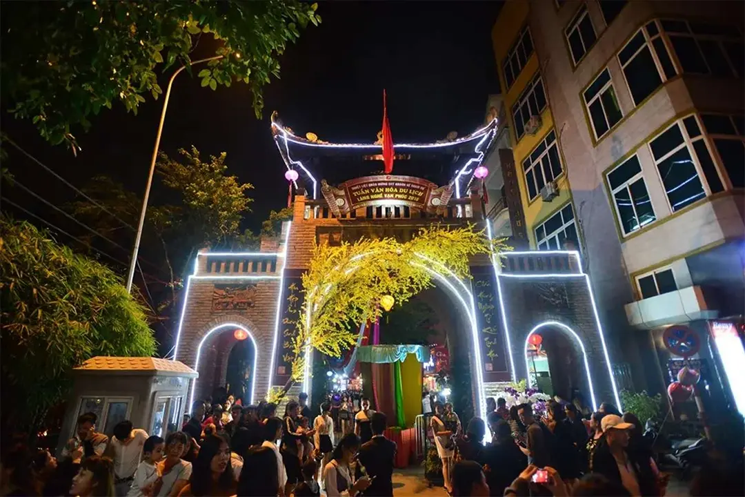 Cổng làng lụa Vạn Phúc Hà Đông lung linh ánh đèn trong lễ hội, biểu tượng văn hóa đặc sắc của làng nghề