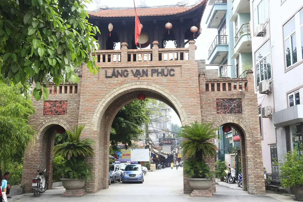 Cổng làng lụa Vạn Phúc Hà Đông cổ kính với mái ngói rêu phong