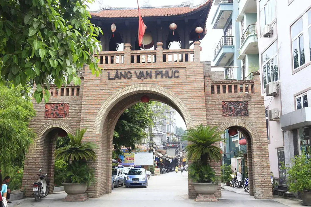 Cổng làng lụa Vạn Phúc Hà Đông cổ kính với mái ngói rêu phong