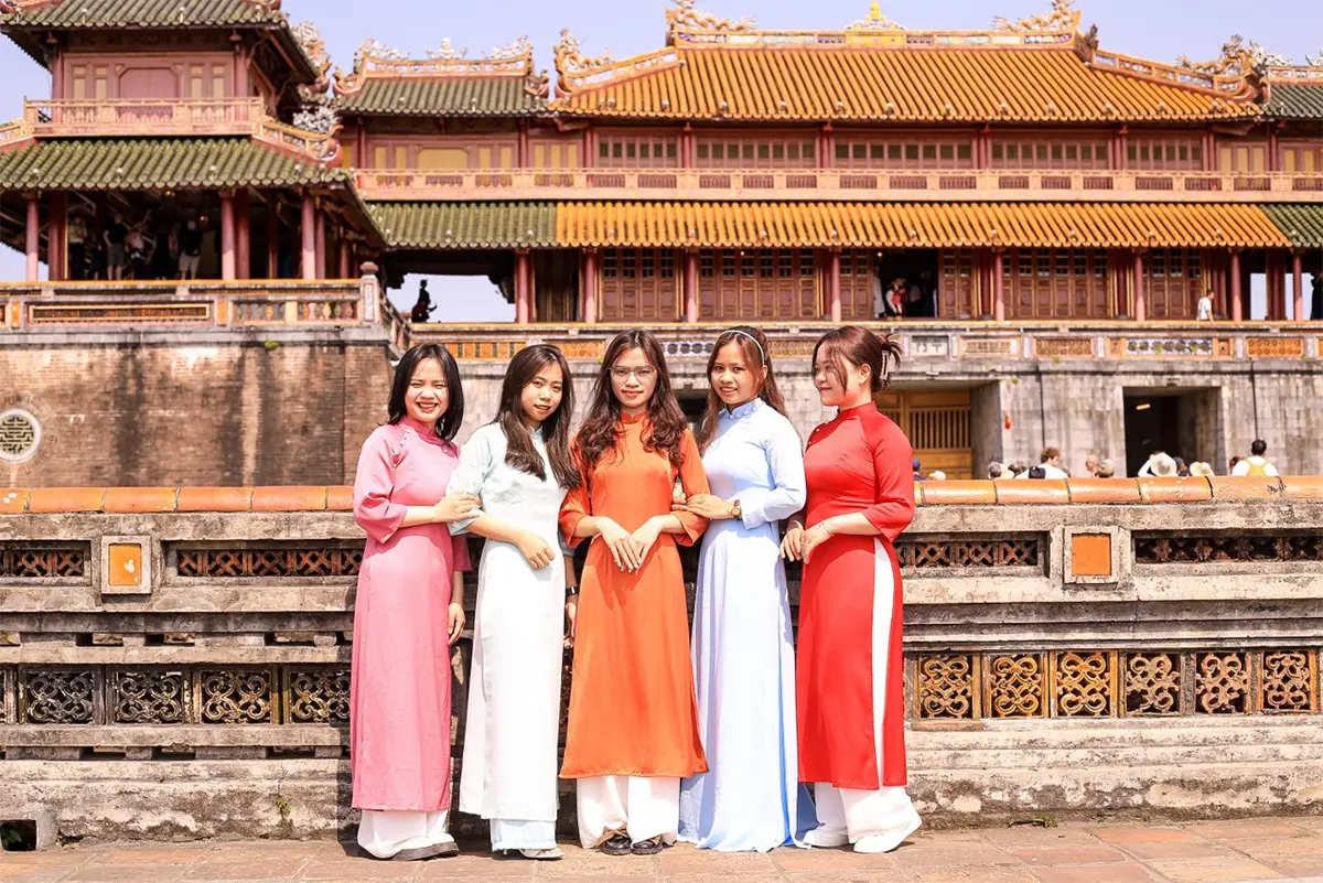 Du khách mặc áo dài truyền thống tham quan di tích cố đô Huế.