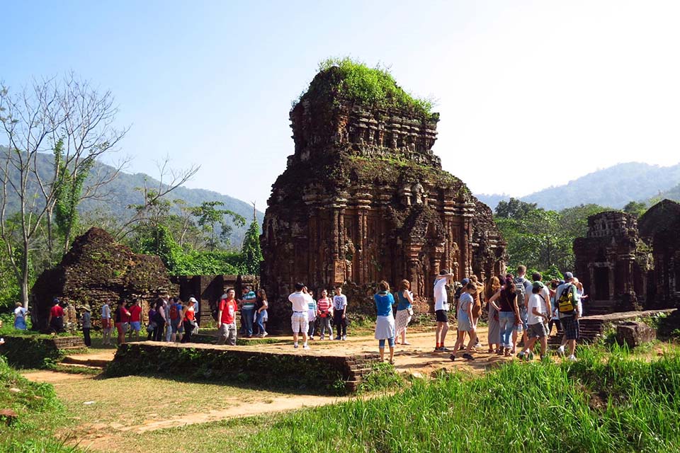 Du khách tham quan và khám phá khu di tích Mỹ Sơn ở Quảng Nam