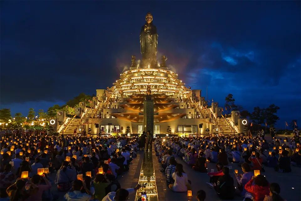 Đoàn người hành hương lên đỉnh Núi Bà Đen