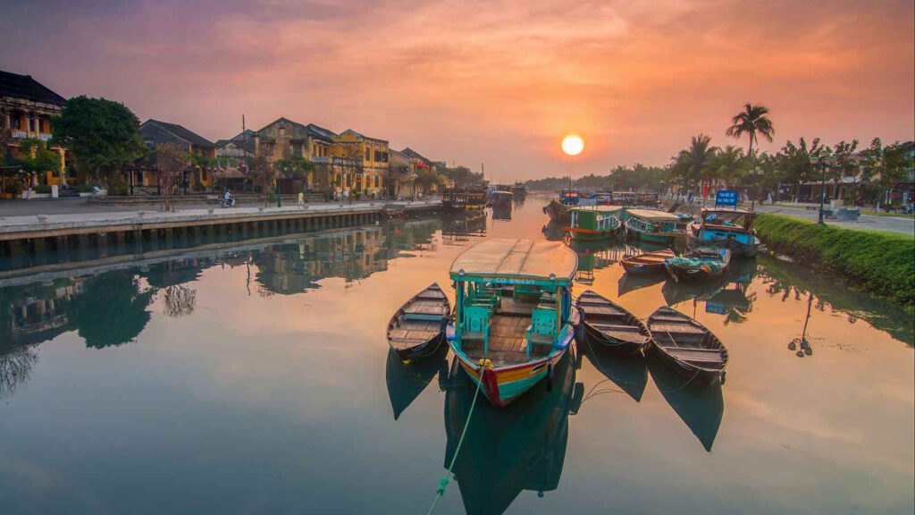 Toàn cảnh phố cổ Hội An rực rỡ trong ánh hoàng hôn, nhìn từ sông Hoài.
