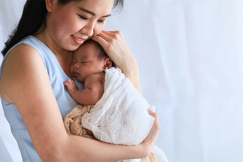Làn da mịn màng của em bé sơ sinh đang được mẹ chăm sóc