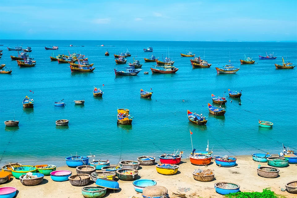 Toàn cảnh làng chài Mũi Né lúc bình minh với thuyền thúng trên bãi cát