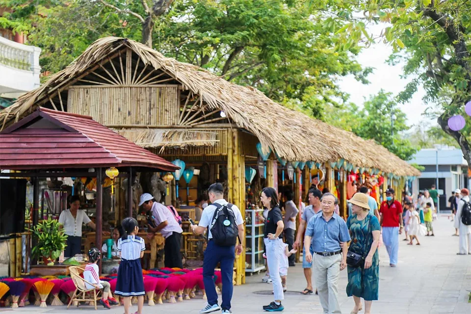 Du khách tham quan và trải nghiệm sản phẩm thủ công tại một khu trưng bày làng nghề truyền thống ở miền Bắc Việt Nam