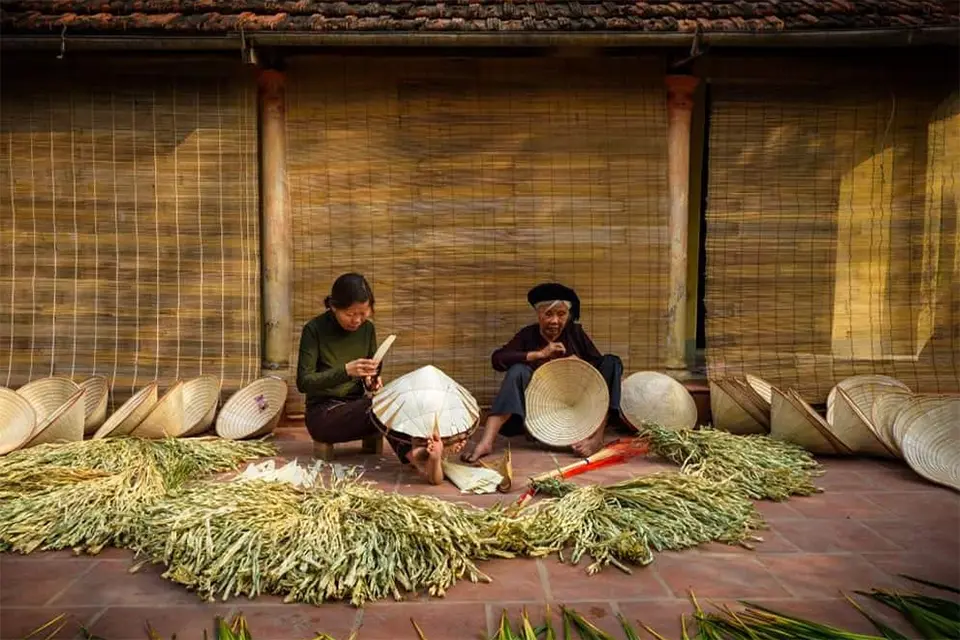Nghệ nhân đang làm nón lá tại làng Chuông Thanh Oai