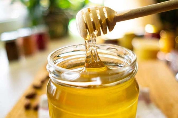 Mật ong nguyên chất được sử dụng làm thức uống bổ dưỡng cùng bột quế