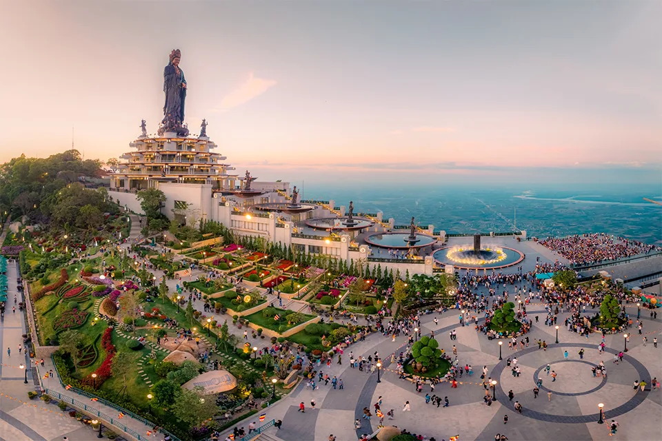 Quần thể chùa và tượng Phật trên đỉnh Núi Bà Đen