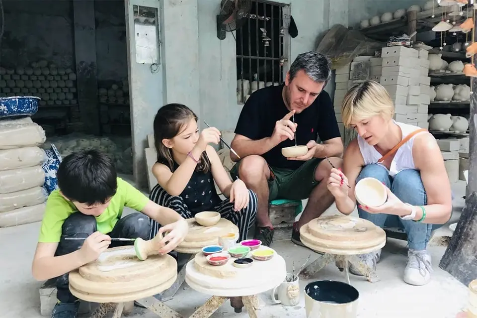 Du khách trải nghiệm làm thủ công tại làng nghề truyền thống