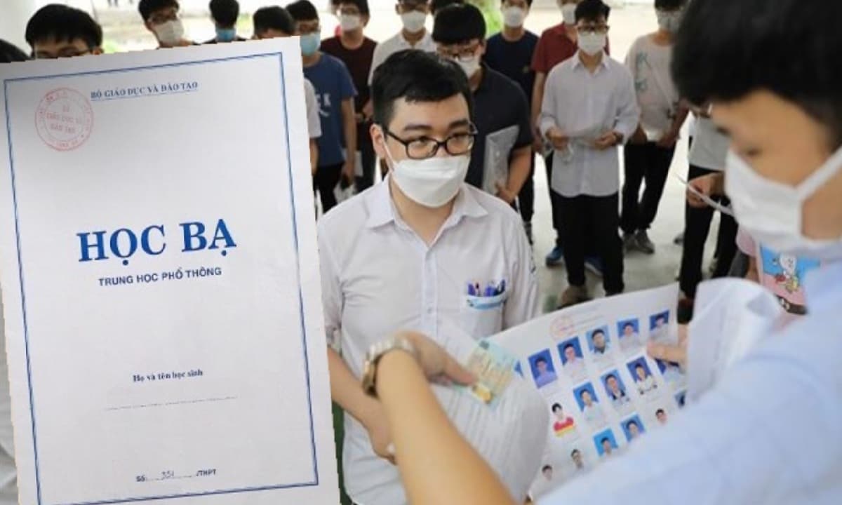 Học sinh chuẩn bị hồ sơ xét học bạ để nộp vào trường đại học