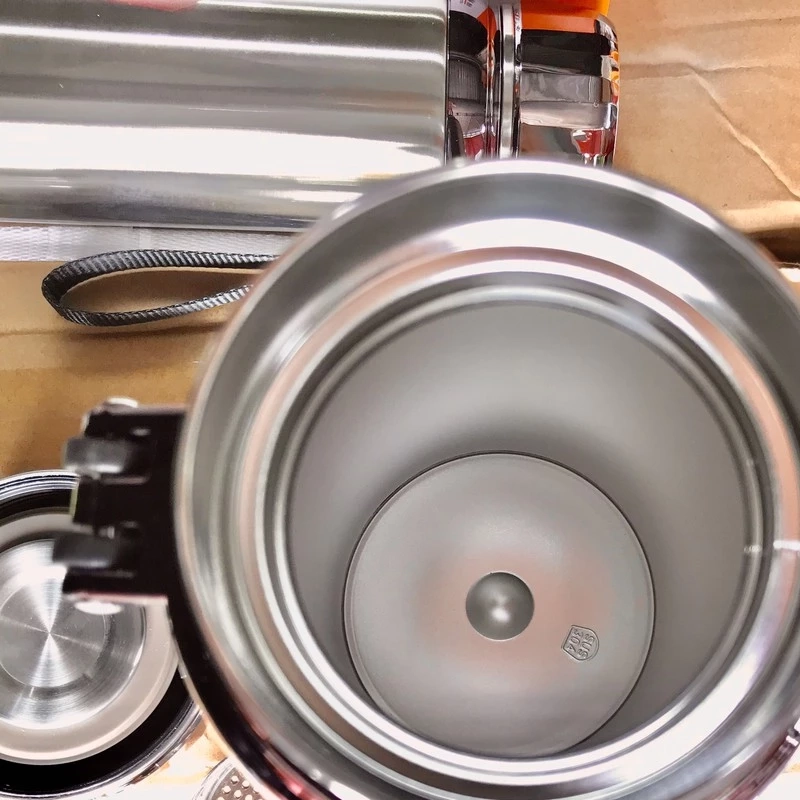 Cận cảnh ruột inox 304 của bình giữ nhiệt Baol giúp giữ nhiệt tốt, an toàn