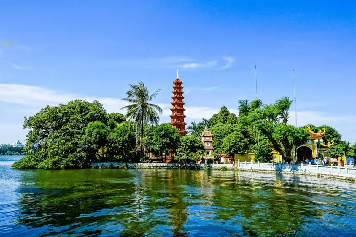 Toàn cảnh chùa Trấn Quốc yên bình soi bóng xuống mặt nước Hồ Tây