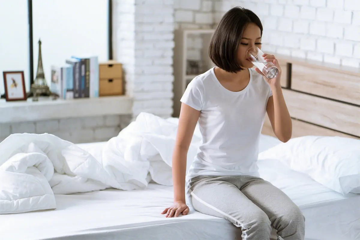 Uống nước ấm sau khi thức dậy giúp làm sạch cơ thể và cải thiện làn da