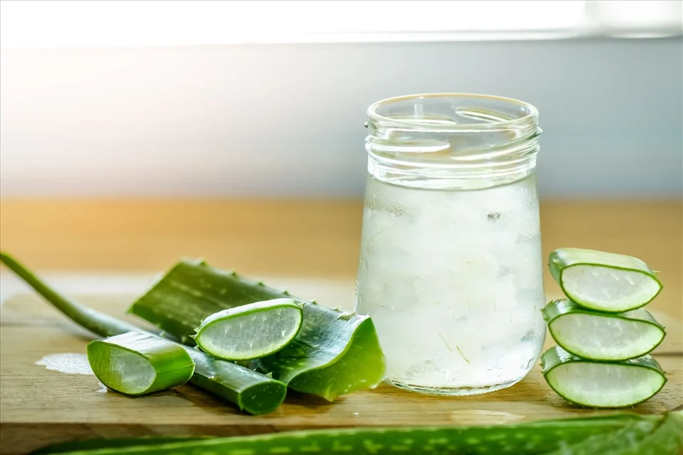 Cốc nước nha đam trong suốt kèm lát chanh, hỗ trợ làm dịu và tái tạo da