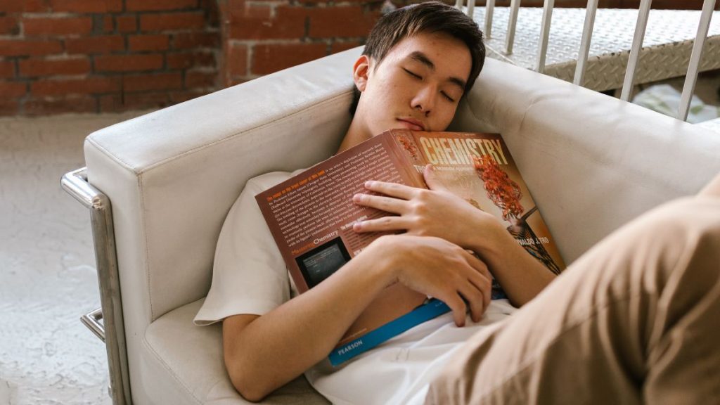 Các nguyên nhân phổ biến dẫn đến việc ngủ quá nhiều