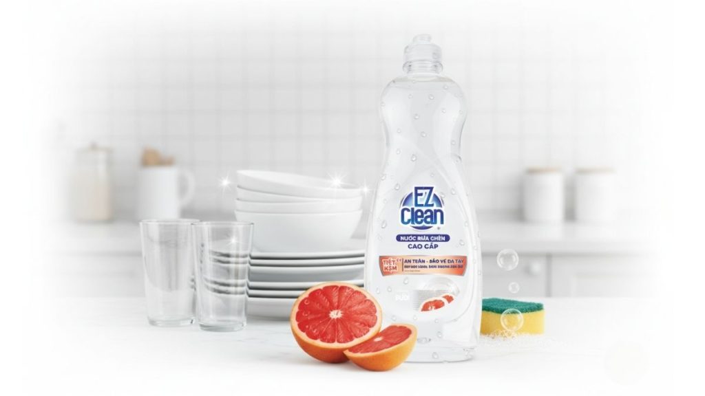 Chai nước rửa chén EZ Clean cùng với các thành phần tự nhiên như chanh và dừa.