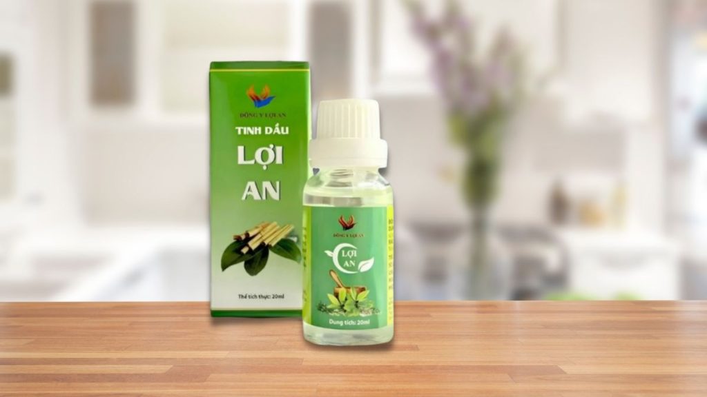 Tinh dầu Lợi An có tốt không - Hình ảnh chai sản phẩm và các thành phần thảo dược chính trên bao bì.