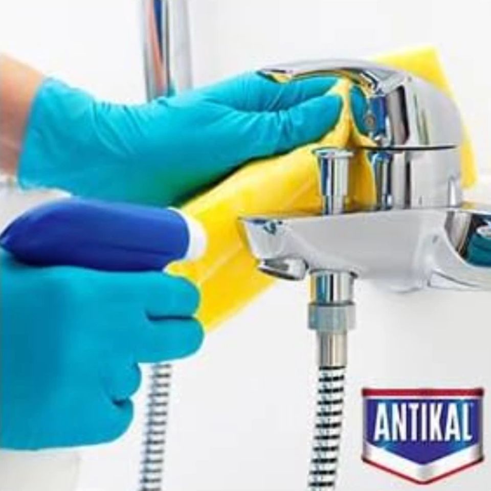 Sử dụng nước tẩy Antikal để vệ sinh phòng tắm