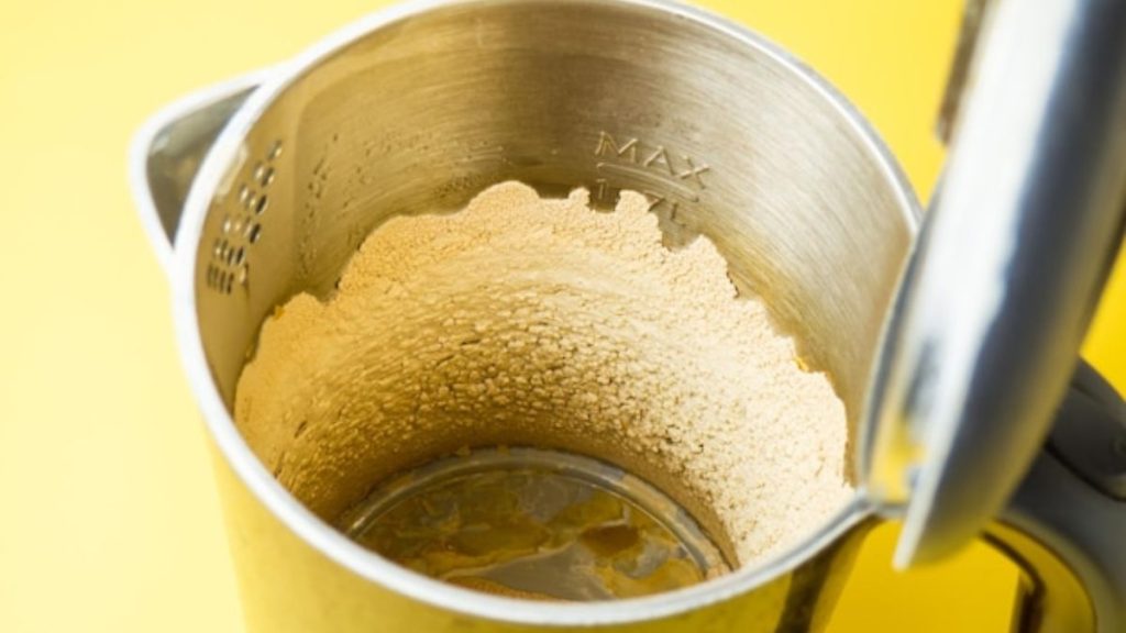 Cặn trắng do nước cứng bám trong ấm đun
