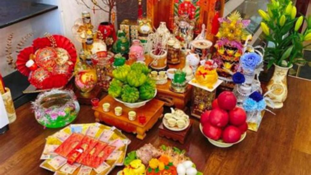 Bàn thờ Thần Tài được sắp xếp gọn gàng đúng phong thủy