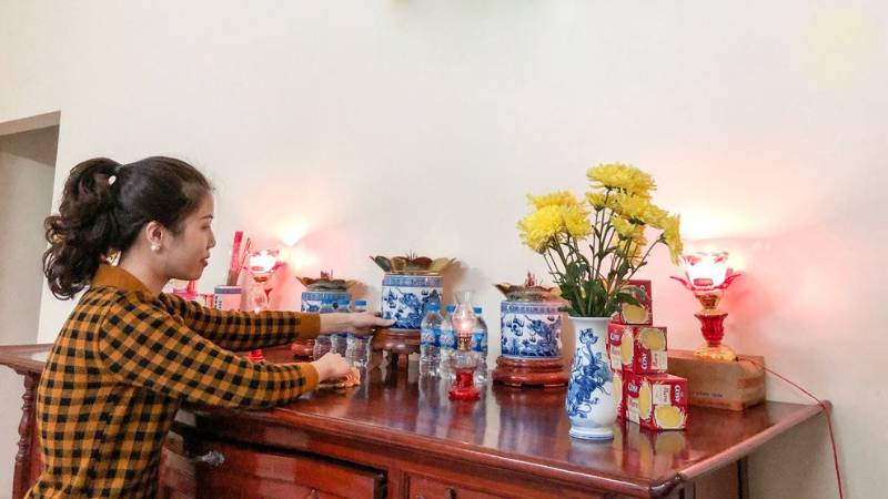 Minh họa việc dùng khăn mềm và nước ấm để lau dọn đồ thờ