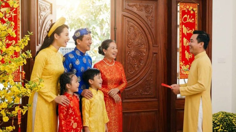 Gia chủ đón người xông đất may mắn năm Bính Ngọ 2026