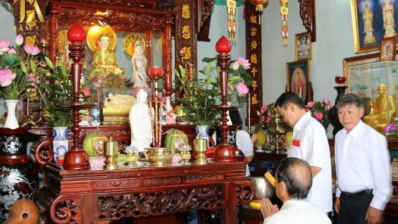 Gia chủ thành tâm thắp hương trước khi thực hiện bao sái bàn thờ 
